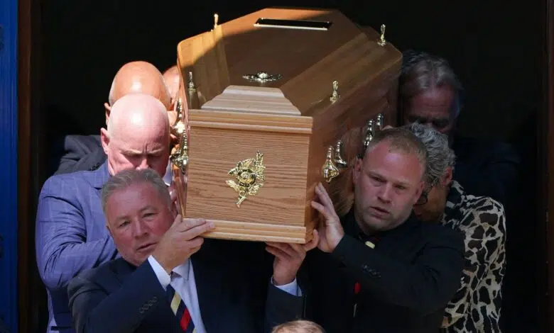 Andy Golam: los jugadores y fanáticos de los Rangers rinden homenaje en el funeral | Noticias de futbol 1 Ally McCoist, left, was among those who carried the coffin into the church