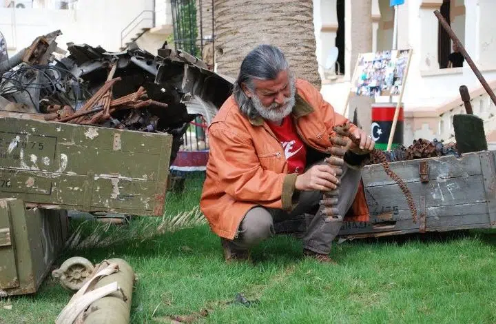 Artista libio convierte armas de guerra en impresionantes esculturas 1 Ali Al-Wakwak libyan sculptor