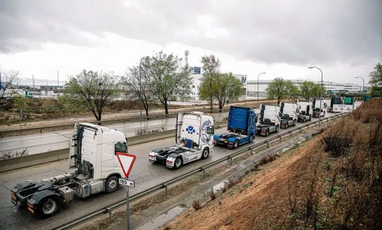 Camioneros españoles protestan contra el cierre de la planta de Volkswagen 1 Camioneros españoles protestan contra el cierre de la planta de Volkswagen