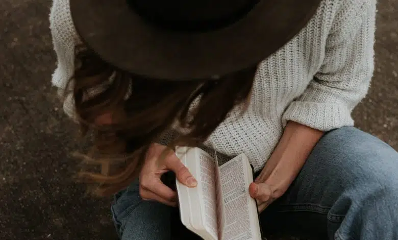 Católicos en Virginia financian energía solar para iglesias y escuelas 1 woman praying with bible, hipster hat