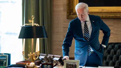 Debemos evitar una tercera guerra mundial. 9 Debemos evitar una tercera guerra mundial.