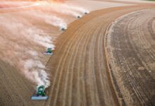 El equipo agrícola cada vez más pesado está triturando el suelo fértil