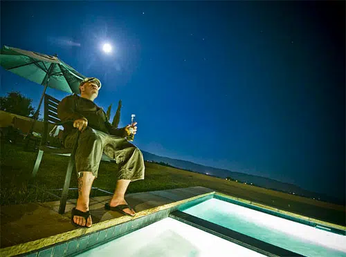 Estimado Sector Global de Energía Limpia, ¡Por favor, bombardee con la verdad al votante estadounidense! 1 fat american by the pool