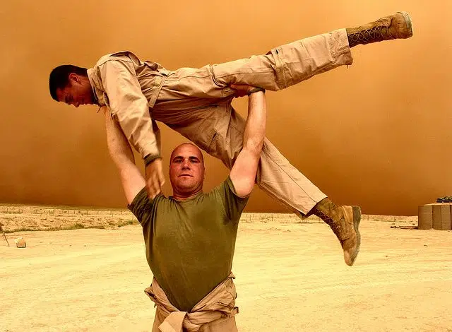 Guerras por el agua del pasado: cinco países de Oriente Medio se enfrentan a tormentas de polvo 1 sandstorm middle east men