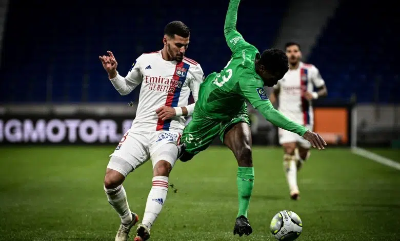 Houssem Aoaur, estrella del Lyon, rechaza vínculos con el Sevilla 1 Houssem Aoaur, estrella del Lyon, rechaza vínculos con el Sevilla