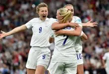 Beth Mead de Inglaterra (centro) con Allen después de marcar el primer gol en el partido de la Eurocopa Femenina 2022 entre Inglaterra y Austria en Old Trafford en Manchester, Inglaterra, el miércoles 6 de julio de 2022 White (izquierda) celebra con Georgia Stanway.  (Foto AP/Riviera)