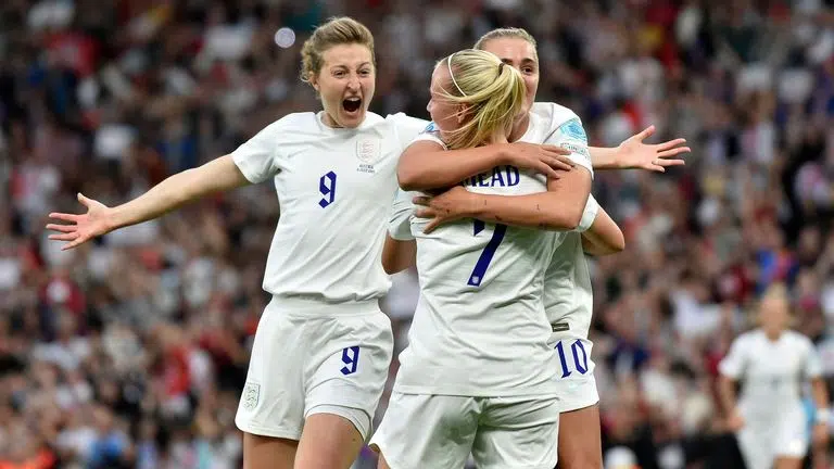 Inglaterra Femenino 1 - 0 Austria Femenino 1 Beth Mead de Inglaterra (centro) con Allen después de marcar el primer gol en el partido de la Eurocopa Femenina 2022 entre Inglaterra y Austria en Old Trafford en Manchester, Inglaterra, el miércoles 6 de julio de 2022 White (izquierda) celebra con Georgia Stanway. (Foto AP/Riviera)
