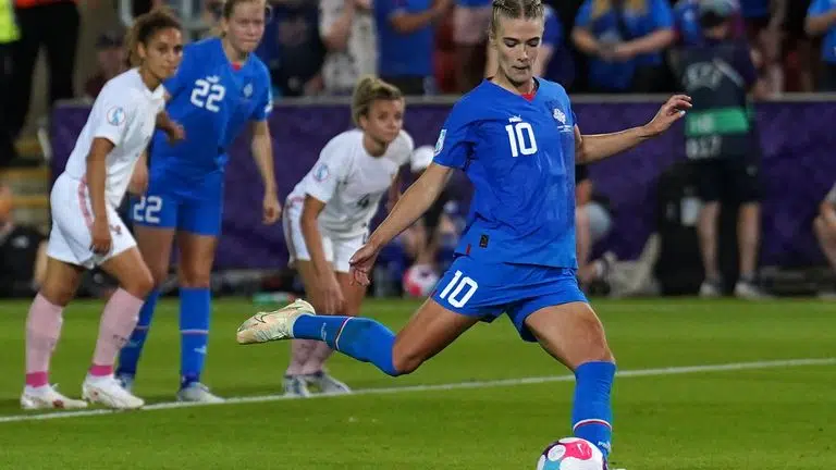 Islandia Femenino 1 - 1 Francia Femenino 1 La islandesa Dagny Brynjarsdottir anotó el primer gol del partido de su equipo durante el partido del Grupo D de la Eurocopa 2022 Femenina de la Eurocopa 2022 en el Rotherham Stadium de Nueva York.Fecha de la imagen: lunes, 18 de julio de 2022