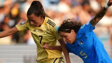 La belga Hannah Ohlins, a la izquierda, y la italiana Elena Linari luchan por el balón durante su partido del Grupo D de la Eurocopa 2022 Femenina de la Eurocopa 2022 en el Academy Stadium de Manchester City. Fecha de la imagen: lunes, 18 de julio de 2022.