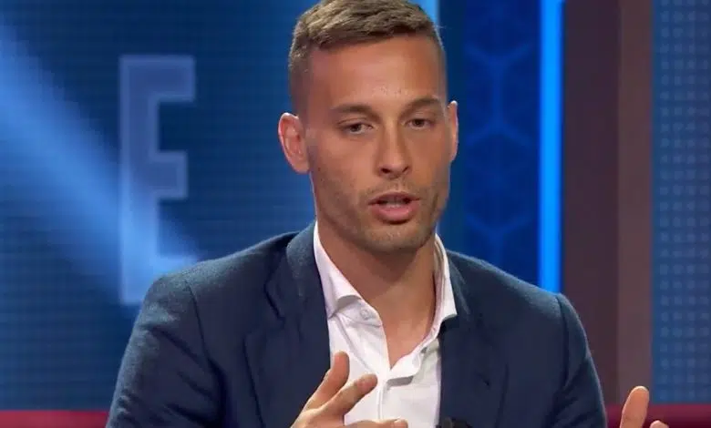 Joaquín y Sergio Canales juegan una broma antes de un importante partido europeo del Real Betis 1 Joaquín y Sergio Canales juegan una broma antes de un importante partido europeo del Real Betis