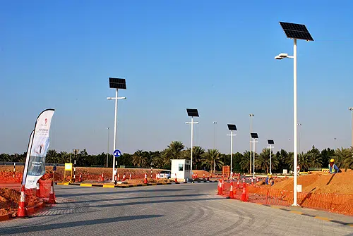 La bombilla se enciende en el planificador de los EAU 1 solar LED lights abu dhabi