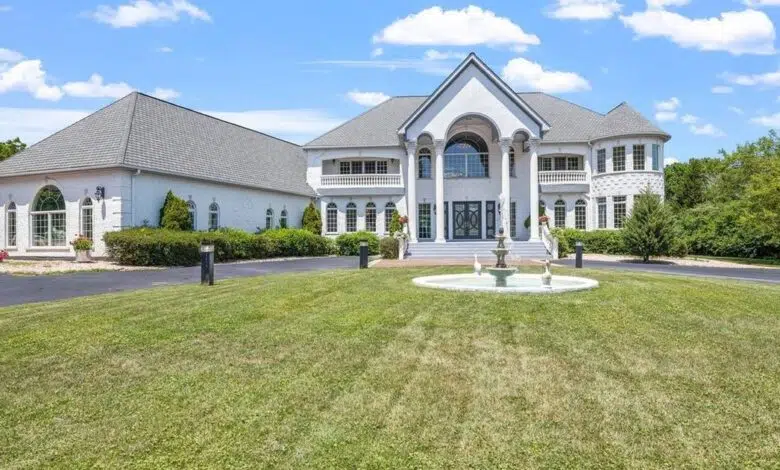 La mansión de Downers Grove sale al mercado por $ 2.7 millones 1 La mansión de Downers Grove sale al mercado por $ 2.7 millones