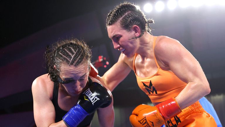 Mikaela Mayer emocionada de romper barreras en la cartelera femenina 'icónica' Claressa Shields vs Savannah Marshall | Noticias del boxeo 3 COSTA MESA, CALIFORNIA - 9 DE ABRIL: Jennifer Han (izquierda) y Mikaela Mayer (derecha) en la OMB y la FIB en el Hangar el 9 de abril de 2022 en Costa Mesa, California Intercambio de puños en una pelea por el título de peso pluma adolescente. (Foto de Mikey Williams/Top Rank Inc vía Getty Images)