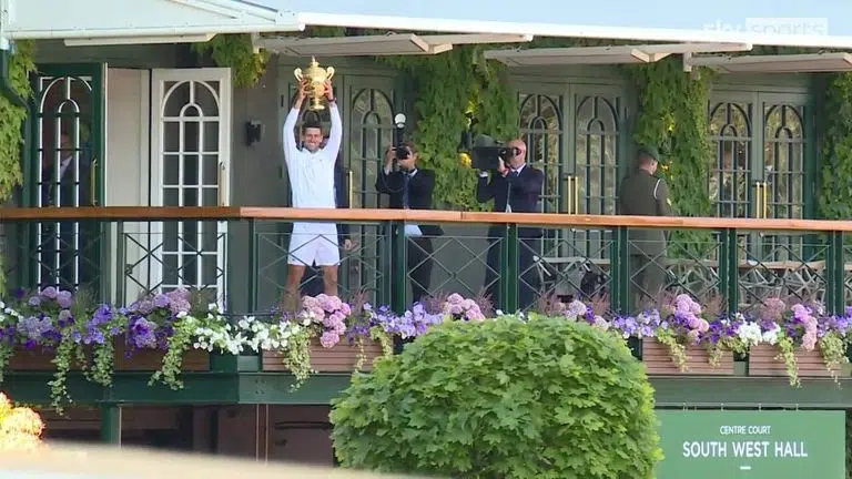 Novak Djokovic levanta el trofeo de Wimbledon tras la victoria sobre Nick Kyrgios en la final | Video | Ver TV 1 Sky Sports