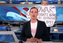 Periodista de televisión ruso multado con 280 dólares por protesta contra la guerra en vivo
