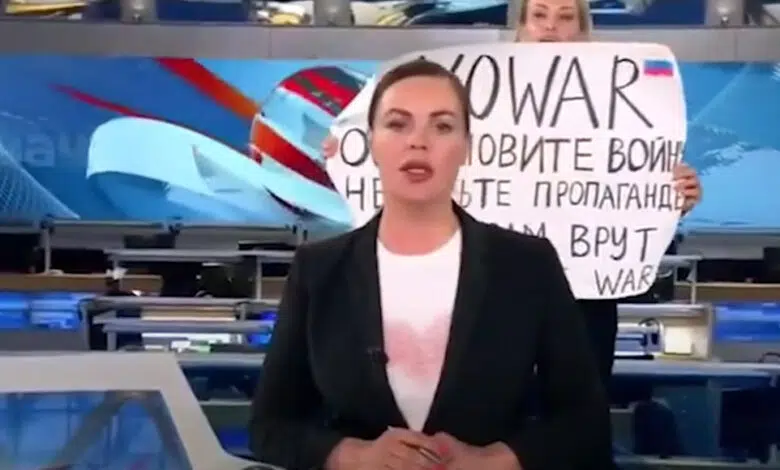 Periodista de televisión ruso multado con 280 dólares por protesta contra la guerra en vivo 1 Periodista de televisión ruso multado con 280 dólares por protesta contra la guerra en vivo