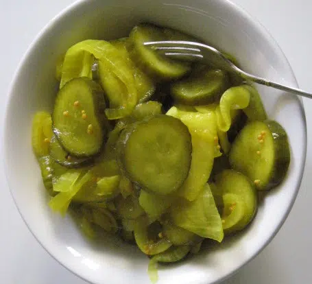Receta de rodajas de pepino en escabeche dulces y saladas 1 cucumber image tangy pickle recipe arabic tangy-pickled-cucumbers