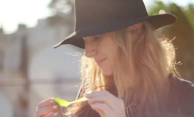 Ser ecológico comienza en su propio patio trasero 1 Attractive woman in hat with hydroponics