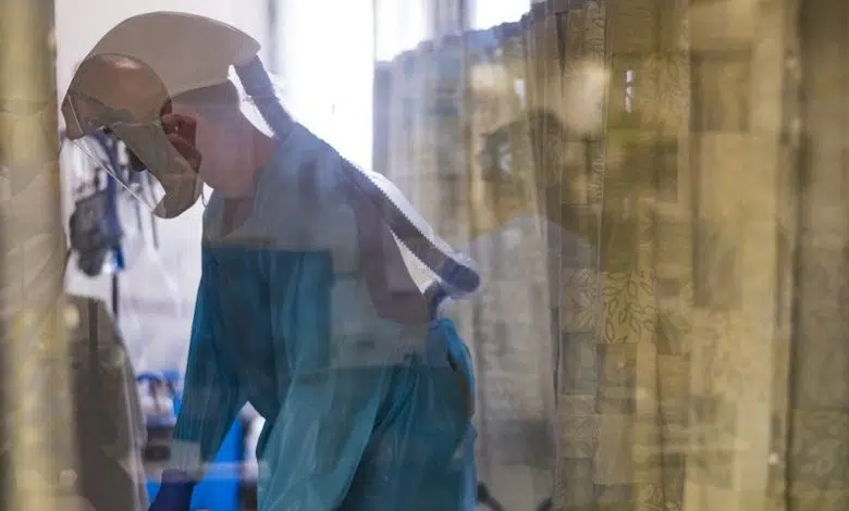 Una nueva enfermera lucha por salvar a los pacientes en un nuevo aumento de COVID 1 Una nueva enfermera lucha por salvar a los pacientes en un nuevo aumento de COVID