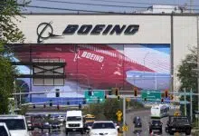 Unos 2.500 trabajadores de Boeing hacen huelga tras rechazar acuerdo - Chicago Tribune