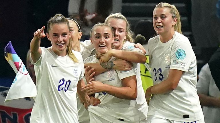 Francia Femenino 1 - 0 Holanda Femenino 4 Los jugadores de Inglaterra celebran la victoria de Georgia Steinway contra España