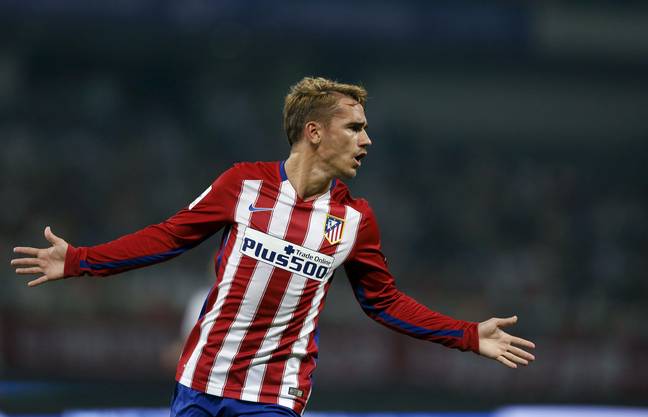 La camiseta de local del Atlético de Madrid 22/23 es la camiseta más vendida de la historia gracias a dos cambios 2 Antoine Griezmann con una camiseta del Atlético de Madrid con el logo antiguo en 2015. (Crédito de la imagen: Alamy)