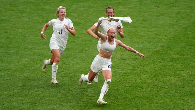 Inglaterra Femenino 2 - 1 Alemania Femenino 4 La inglesa Chloe Kelly celebra el segundo gol del equipo durante la final de la Eurocopa 2022 femenina en el estadio de Wembley en Londres. Fecha de la imagen: domingo, 31 de julio de 2022.