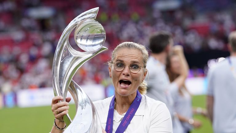Calificaciones de jugadores de Inglaterra vs Alemania: Chloe Kelly se roba el centro de atención, la influencia de Ella Thun merece aplausos | DayDayNews Noticias de futbol 6 La directora de Inglaterra, Salina Wegman, celebra con el trofeo durante la final de la Eurocopa 2022 Femenina de la Eurocopa 2022 en el estadio de Wembley en Londres. Fecha de la imagen: domingo, 31 de julio de 2022.