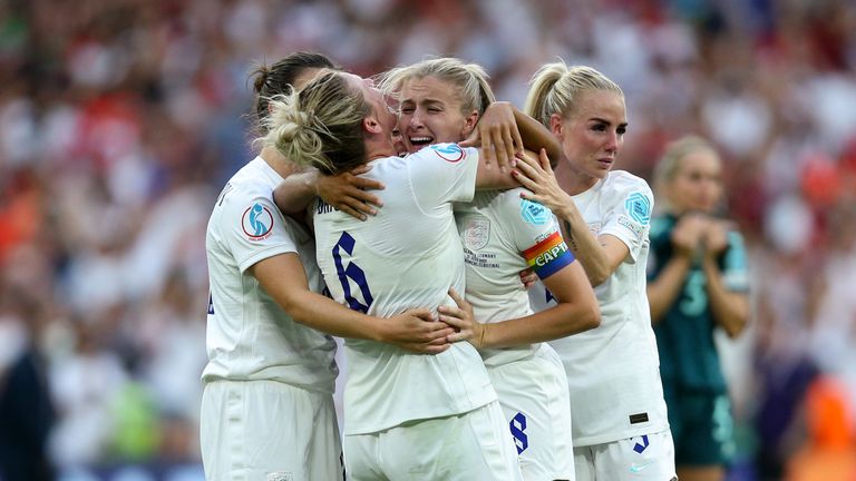 Inglaterra Femenino 2 - 1 Alemania Femenino 7 Millie Bright y Leah Williamson de Inglaterra celebran ganar la final de la Eurocopa 2022 femenina en el estadio de Wembley en Londres. Fecha de la imagen: domingo, 31 de julio de 2022.