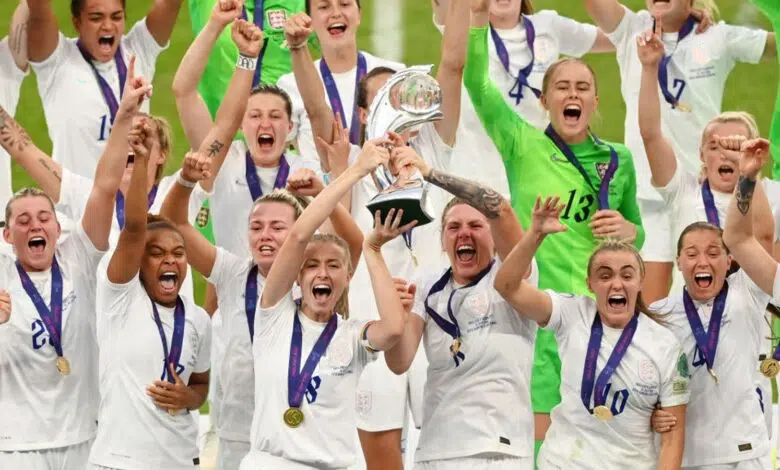 Calificaciones de jugadores de Inglaterra vs Alemania: Chloe Kelly se roba el centro de atención, la influencia de Ella Thun merece aplausos | DayDayNews Noticias de futbol 1 Leah Williamson lifts the European Championship trophy aloft