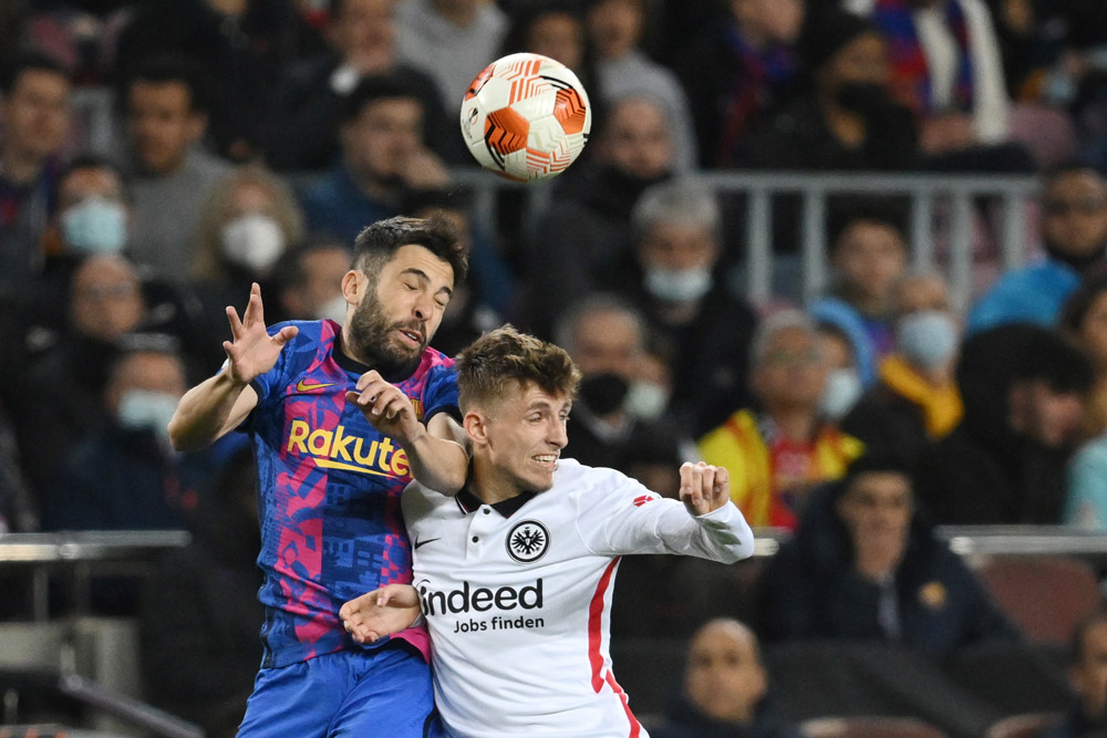 Eintracht vence al Barcelona en el Camp Nou repleto de aficionados alemanes 3 Barcelona, España, 14 de abril de 2022: Jesper Lindstrom de Eintracht Frankfurt (derecha) y Barcelona durante el partido de fútbol de vuelta de cuartos de final de la Liga Europea en el Camp Nou Jordi Alba lucha por el balón. Foto: Arne Dedert/dpa.