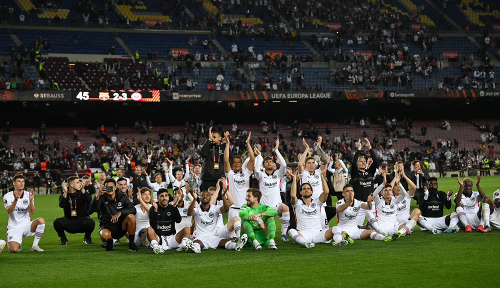 Eintracht vence al Barcelona en el Camp Nou repleto de aficionados alemanes 4 Barcelona, España, 14 de abril de 2022: Los jugadores del Eintracht Frankfurt celebran después del partido de vuelta de los cuartos de final de la Europa League entre el FC Barcelona y el Eintracht Frankfurt en el Camp Nou. Foto: Arne Dedert/dpa.