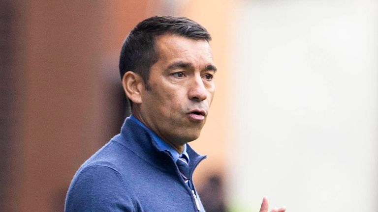 Rangers 2 - 0 Kilmarnock 3 Glasgow, Escocia - 6 de agosto: El gerente de los Rangers, Giovanni van Bronckhorst, entre los Rangers y Kilmarnock en el estadio Ibrox el 6 de agosto de 2022 en Glasgow, Escocia (Foto de Alan Harvey/SNS Group)