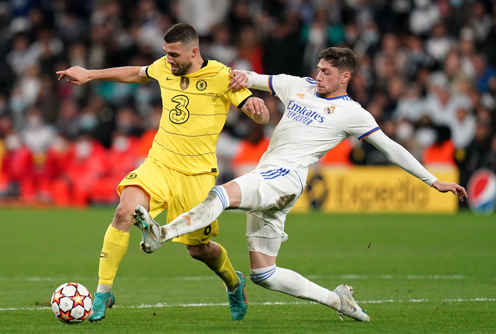 El submarino amarillo hunde al Bayern, Benzema bloquea el milagro del Madrid 4 Madrid, España, 12 de abril de 2022: Federico Valverde del Real Madrid desafía al Mateo del Chelsea en el partido de fútbol de vuelta de los cuartos de final de la Liga de Campeones de la UEFA en el Estadio Santiago Bernabeu Kovacic (izquierda). Foto: Nick Potts/PA Cable/dpa.