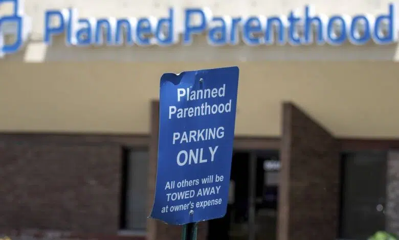 La prohibición del aborto en Indiana obligará a la mayoría de los pacientes a viajar 1 La prohibición del aborto en Indiana obligará a la mayoría de los pacientes a viajar