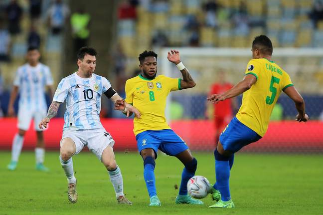 Casemiro y Fred, quien pronto será su compañero en el Manchester United, tienen un sólido historial en Brasil 2 Fred y Casemiro sí perdieron ante Argentina en la final de la Copa América 2021.Imagen: Alami