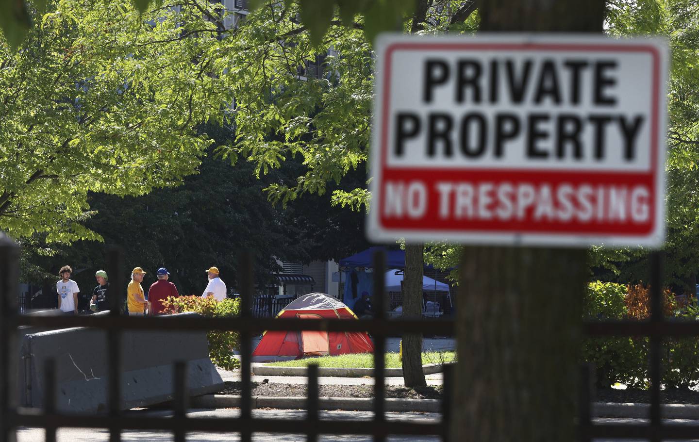 Activistas de Uptown toman sitio de desarrollo de viviendas de lujo 2 1661606125 736 Activistas de Uptown toman sitio de desarrollo de viviendas de