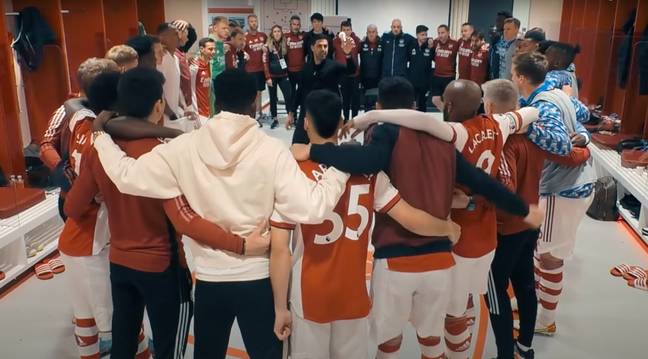 El entrenador del Arsenal, Mikel Arteta, intenta inspirar a sus jugadores con bombillas 2 Crédito de la imagen: Amazon Prime/Todo o nada: Arsenal