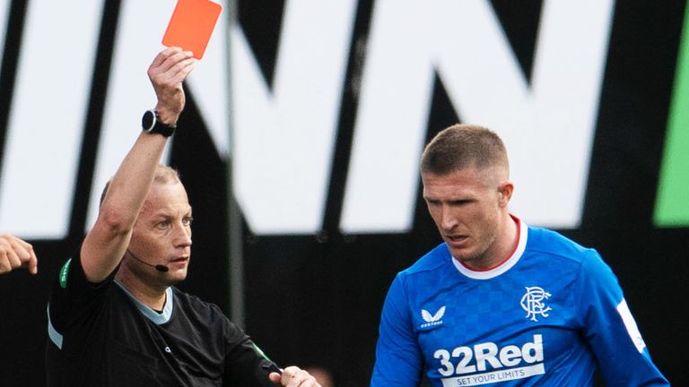 Hibernian 2 - 2 Rangers 5 EDIMBURGO, ESCOCIA - 20 DE AGOSTO: Willie Colomb contra John Lundster en un partido de la Premier League entre Hibernian y Rangers en Easter Road el 20 de agosto de 2022 en Edimburgo, Escocia Ram muestra una tarjeta roja. (Foto: Rose Park/Grupo SNS)