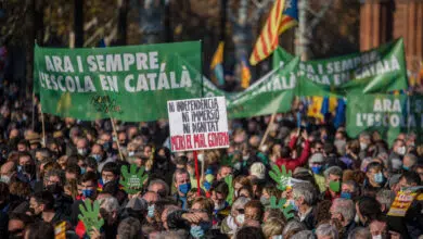 35.000 protestan en colegios de Cataluña contra más españoles