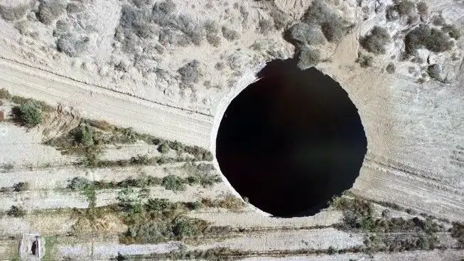 Aparecen grandes sumideros en minas chilenas 1 Overhead footage of the massive sinkhole, located in a rural area in Chile.