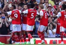 Granit Xhaka es acosado por sus compañeros tras marcar el tercer gol del Arsenal