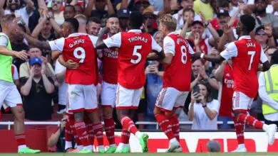 Granit Xhaka es acosado por sus compañeros tras marcar el tercer gol del Arsenal