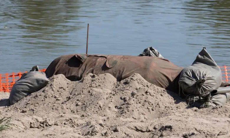 Bomba de la era de la Segunda Guerra Mundial encontrada en el árido río Po 1 The 1,000-pound, WWII-era bomb was fund on the bank of the River Po after a severe drought lowered water levels.