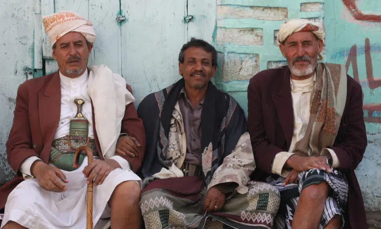 Cambio de marca de Yemen con una campaña de turismo de mil millones de dólares. ¿Será ecológico? 1 yemen men traditional smoking