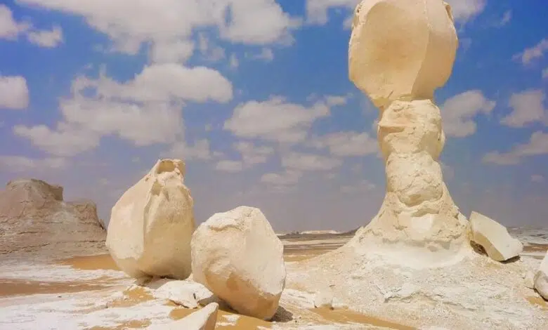 De El Cairo a Alejandría - Los turistas pisotean el desierto blanco 1 Bahariya oasis siwa Egypt, white stone formations