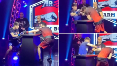 Dos boxeadores rusos están atados a una mesa en un formato extraño llamado 'boxeo de brazos' para pelear