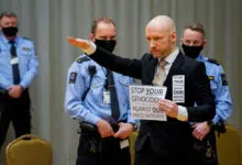 El asesino del Holocausto Breivik destaca los lazos con la derecha en la audiencia de libertad condicional