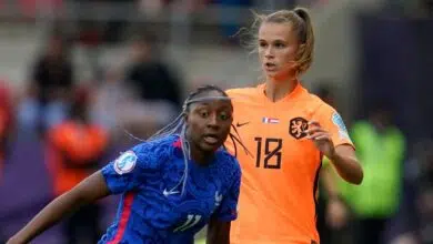 La francesa Kadidiatou Diani lucha por el balón con la holandesa Kerstin Casparij