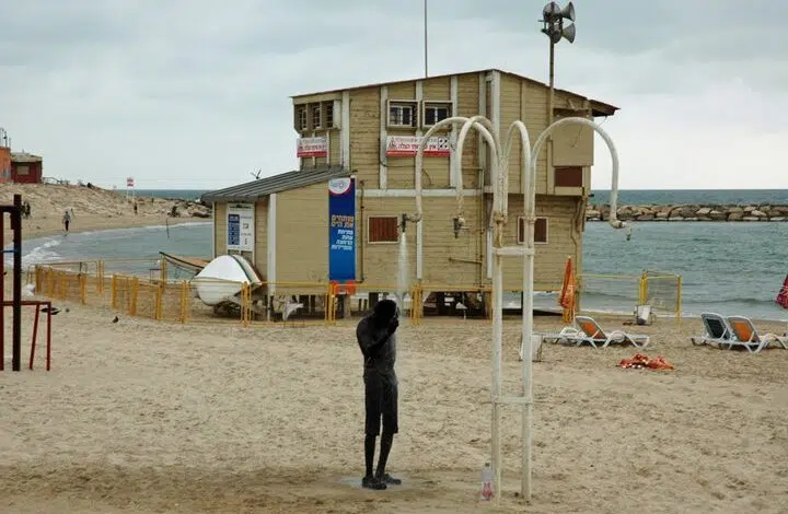 La cabaña del salvavidas de Tel Aviv se convertirá en un hotel de píxeles en miniatura 1 green design, sustainable design, upcycled, bograshov beach, tel aviv, boutique hotels, tourism